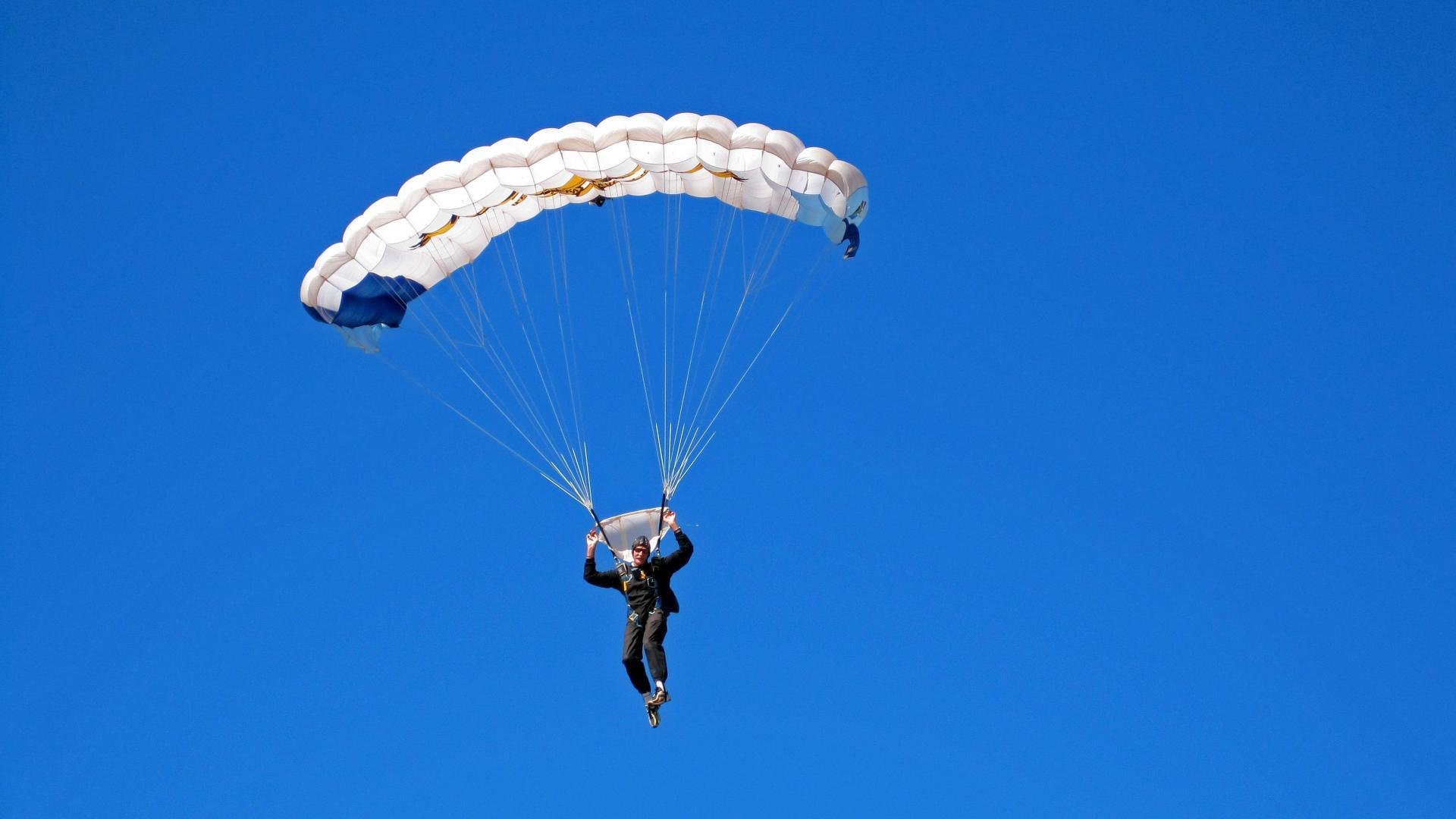 米兰体育平台登录入口-《英雄联盟》预选赛火热开启，谁能突破重围？