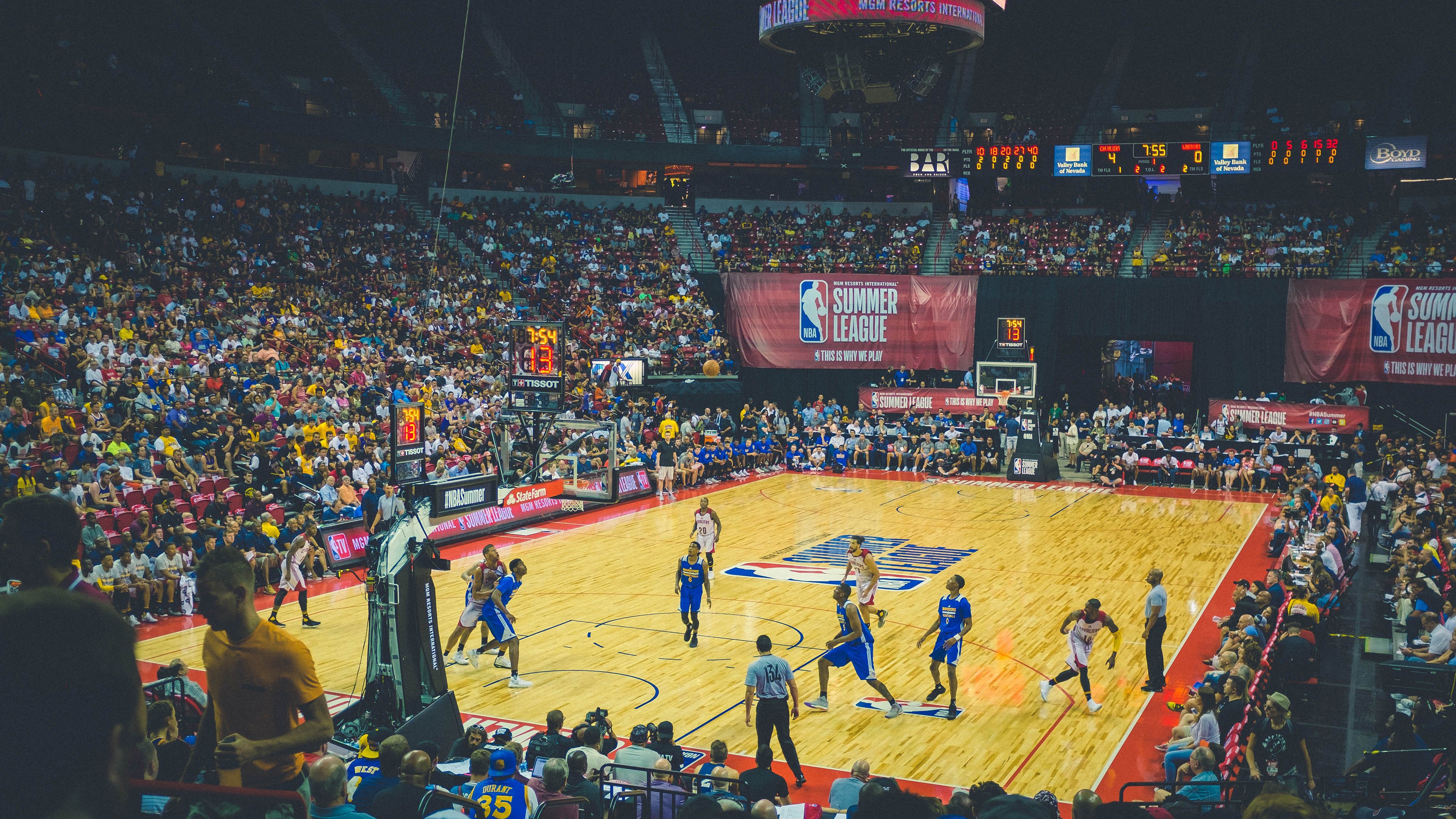 世界杯后场馆开放日 市民首次踏上决赛草皮